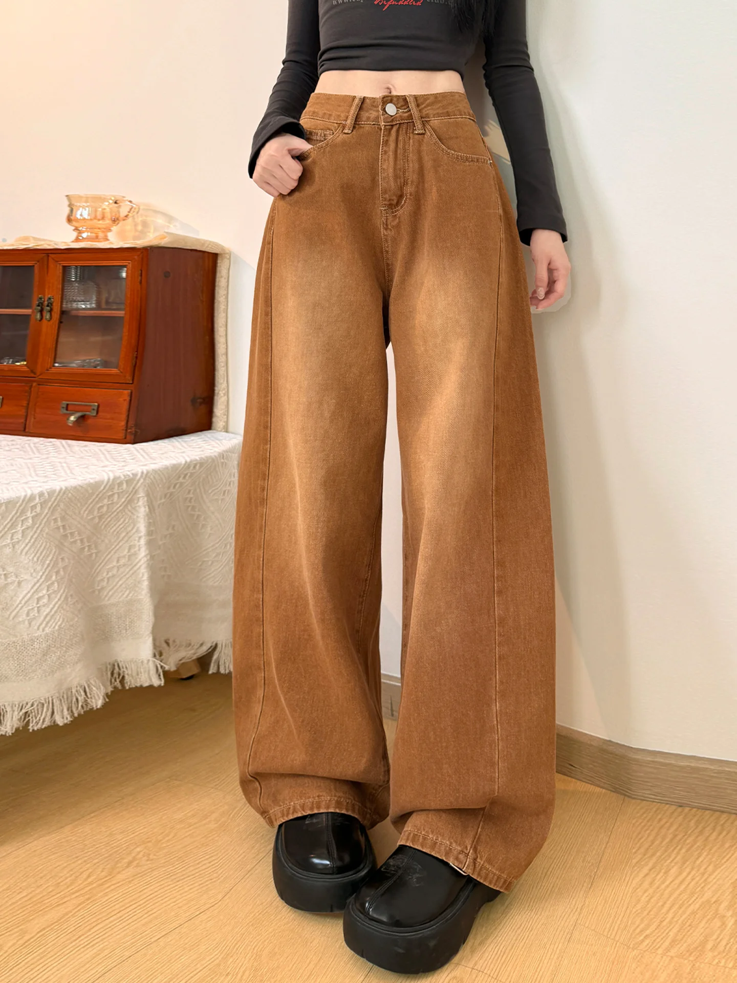 クールカジュアルコーデに欠かせない1本は、このキャラメルカラーのデニムパンツ？