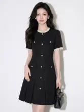 黒のラウンドネックボタン付きプリーツワンピース【ウエストマーク・大人可愛いデザイン】（セットアップ対応）