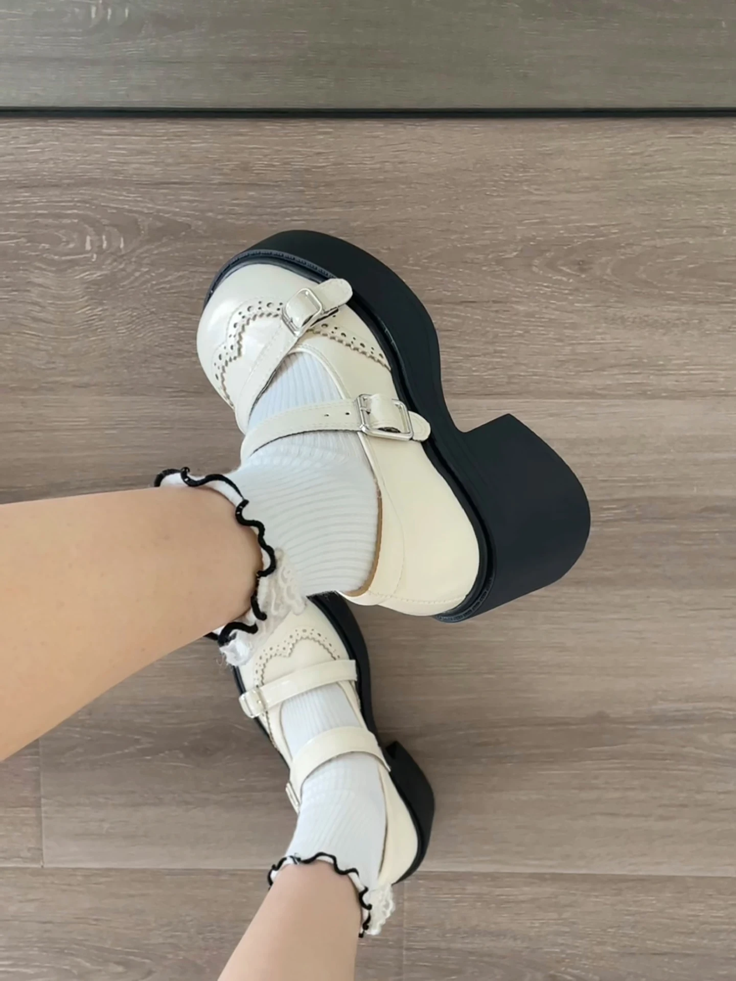 白色レトロフレンチスタイル低めヒール浅口パンプス：夏用の柔らかいソールで足にやさしいデザイン