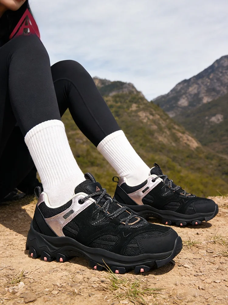軽量で通気性のある厚底登山靴：女性用トレッキングシューズの実用性と選定基準