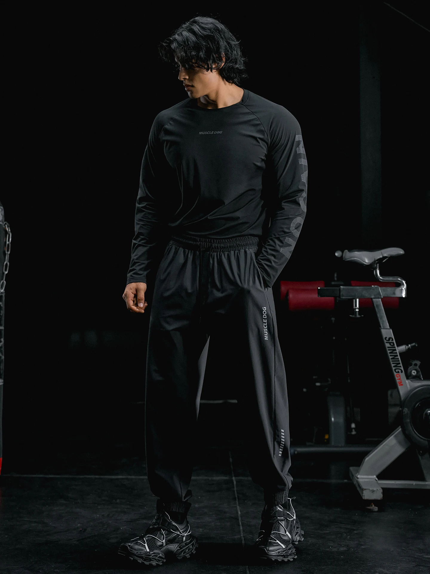 マッスルファクトリーのトレーニングTシャツ：MUSCLE DOG秋冬長袖Tの実用性とスペック解析