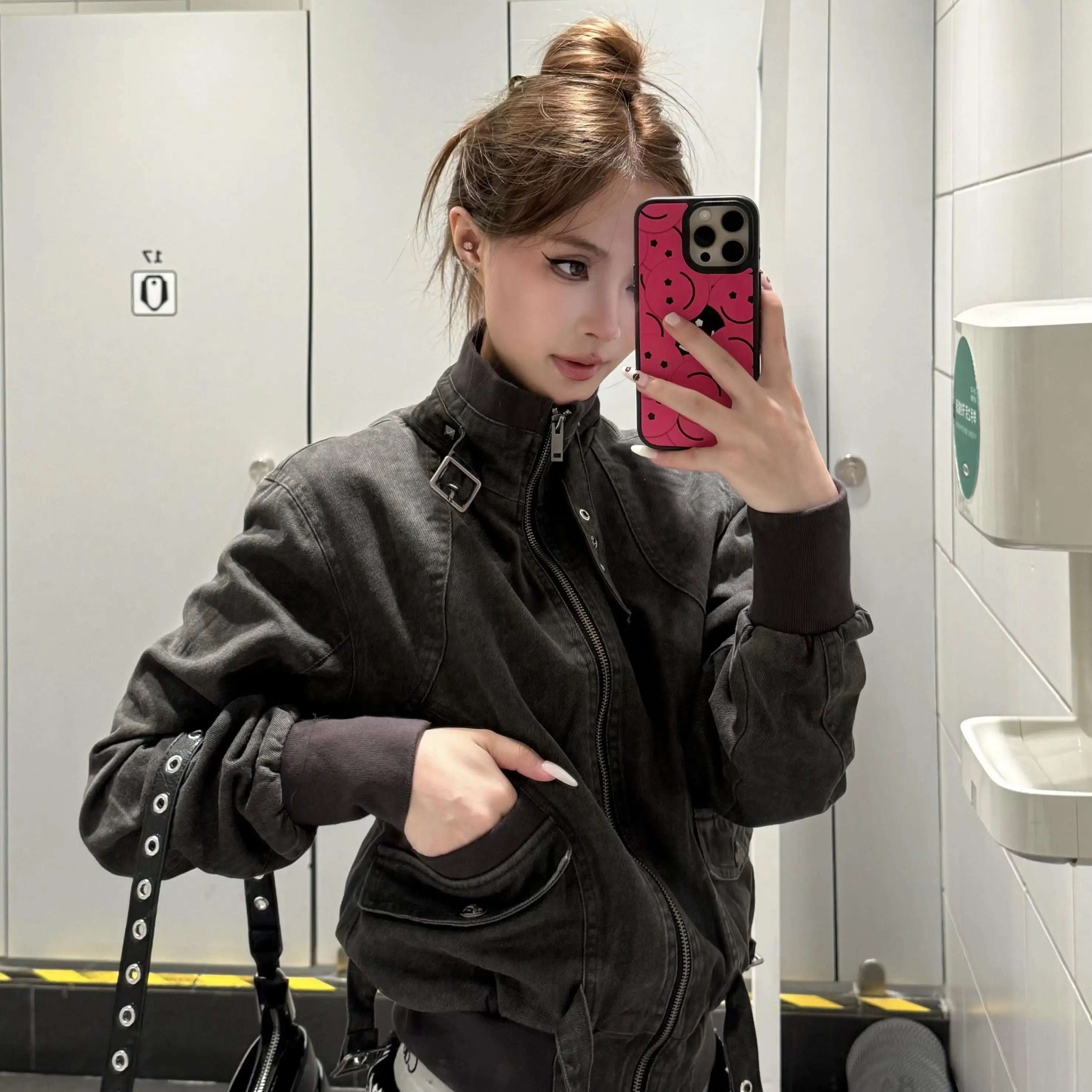 ノーカラー デニムジャケット：洗い加工で実現する女性向けの復古風フィット感