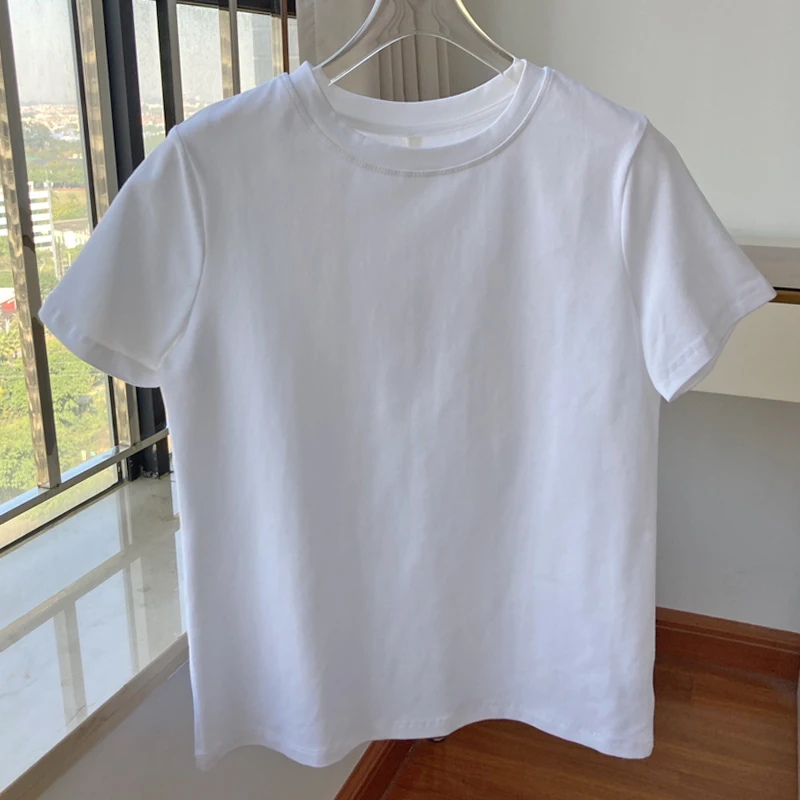 白Tシャツ 黒パンツ レディース おすすめ4選：通勤・カジュアルシーンで使えるリアルな選び方