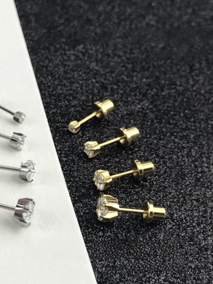 医療用チタン製シンプルデザインの耳飾り【キラキラのジルコニア・睡眠用・アレルギー対応】