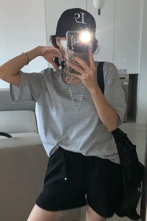 高ウエストの黒ショートパンツ【直筒・薄手・フィット・おしゃれデザイン】（セットアップ対応）