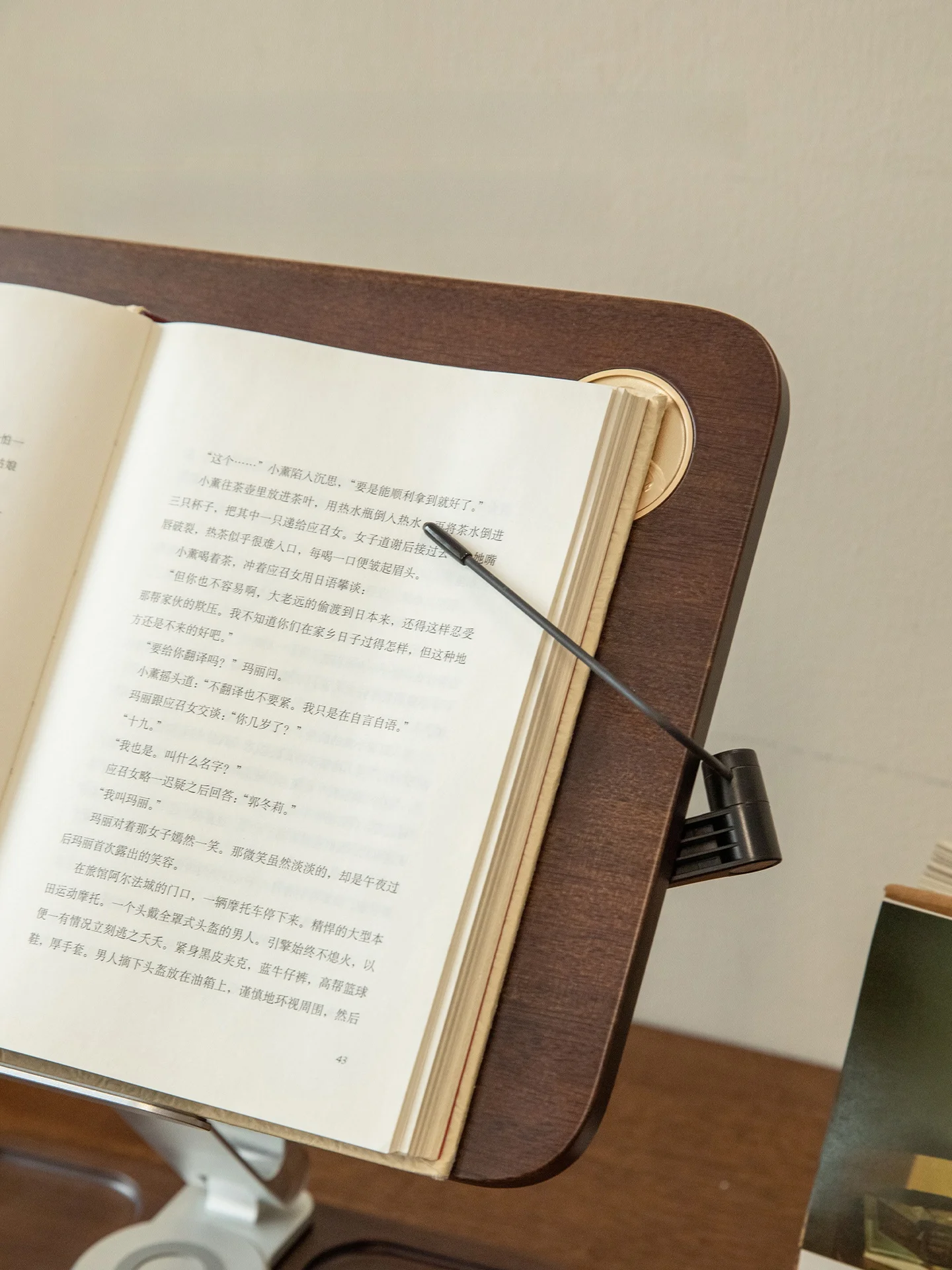 突っ張り棒 デスクの仕組みと実際の使い方：高さ調整可能な木製ブックスタンドの技術解析