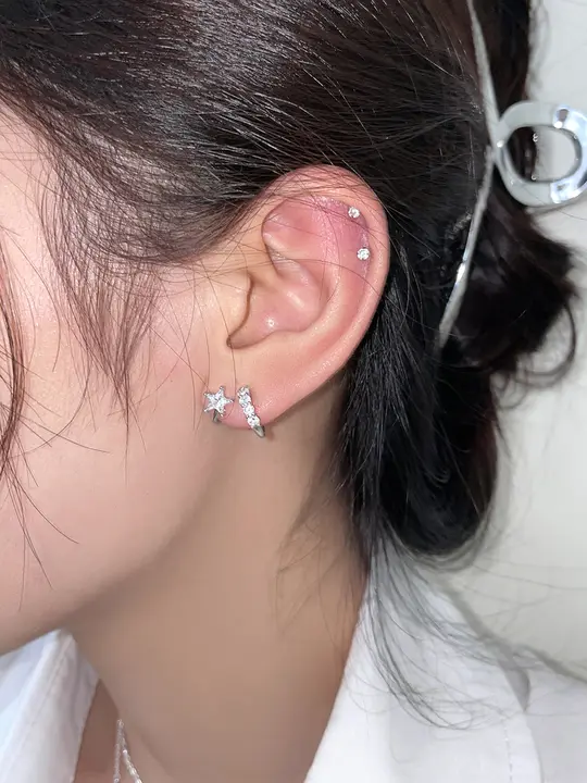 絶美のジルコニア星型ピアス【超キラキラ・フープデザイン・個性的なスタイル】