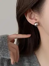 冷灰色パールピアス【軽やかで洗練されたデザイン・個性的なアクセサリー】
