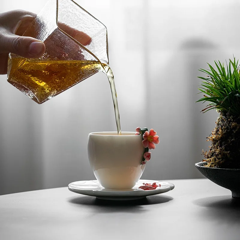羊脂玉の  花デザインカップ：高級手作り白磁製ティーコース用の実用性と使い方