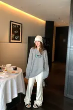 グレーのVネックニットセーター【女性用・秋冬・ゆったりとしたデザイン・厚手】