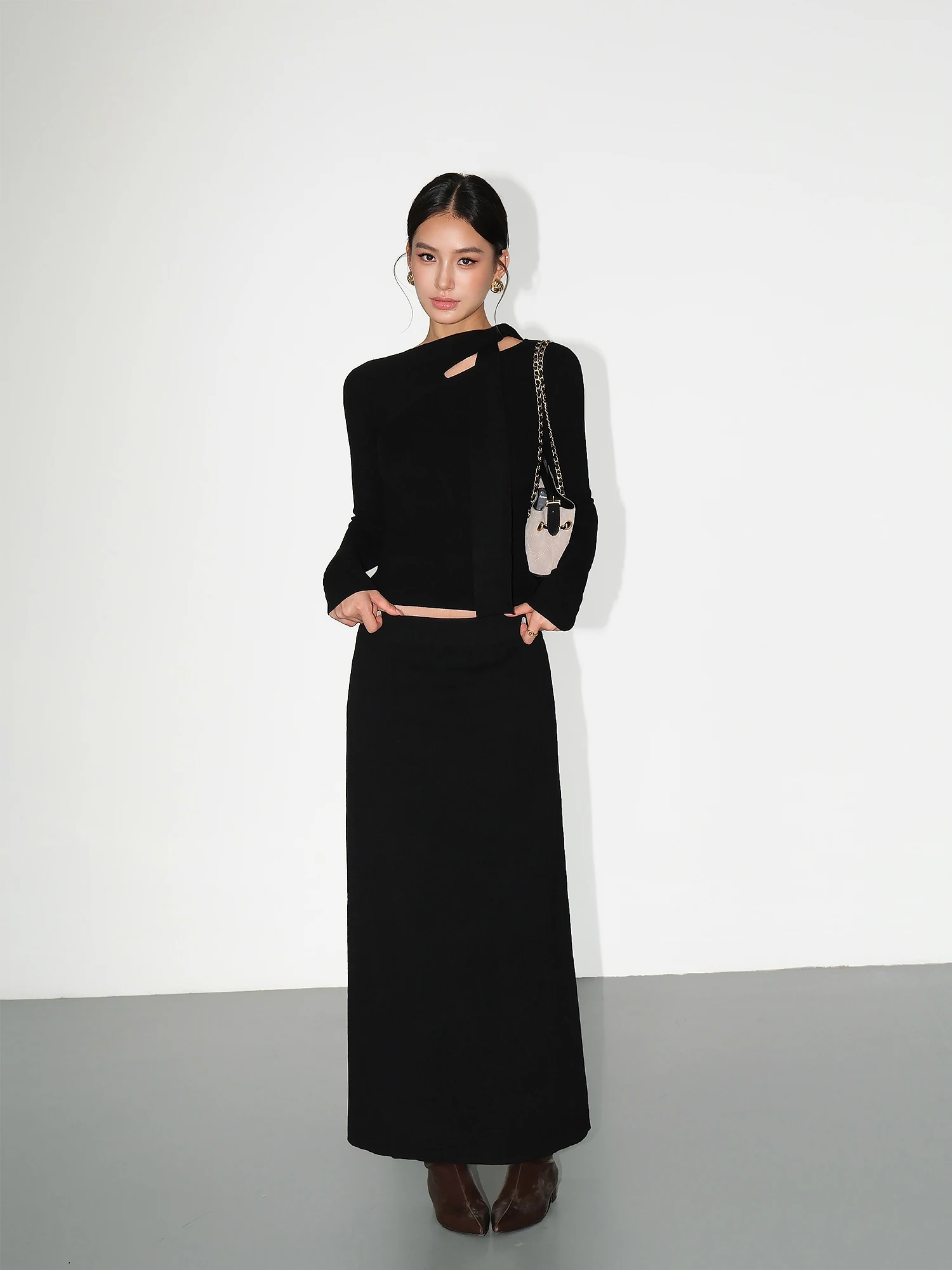 黒ニットコーデに合うスカートセット：デザイン性と修身型のバランスを実現