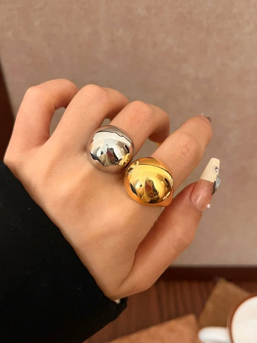おしゃれな人が選ぶ 結婚指輪：光沢感のある卵殻風オーバルリングの選び方と実用性