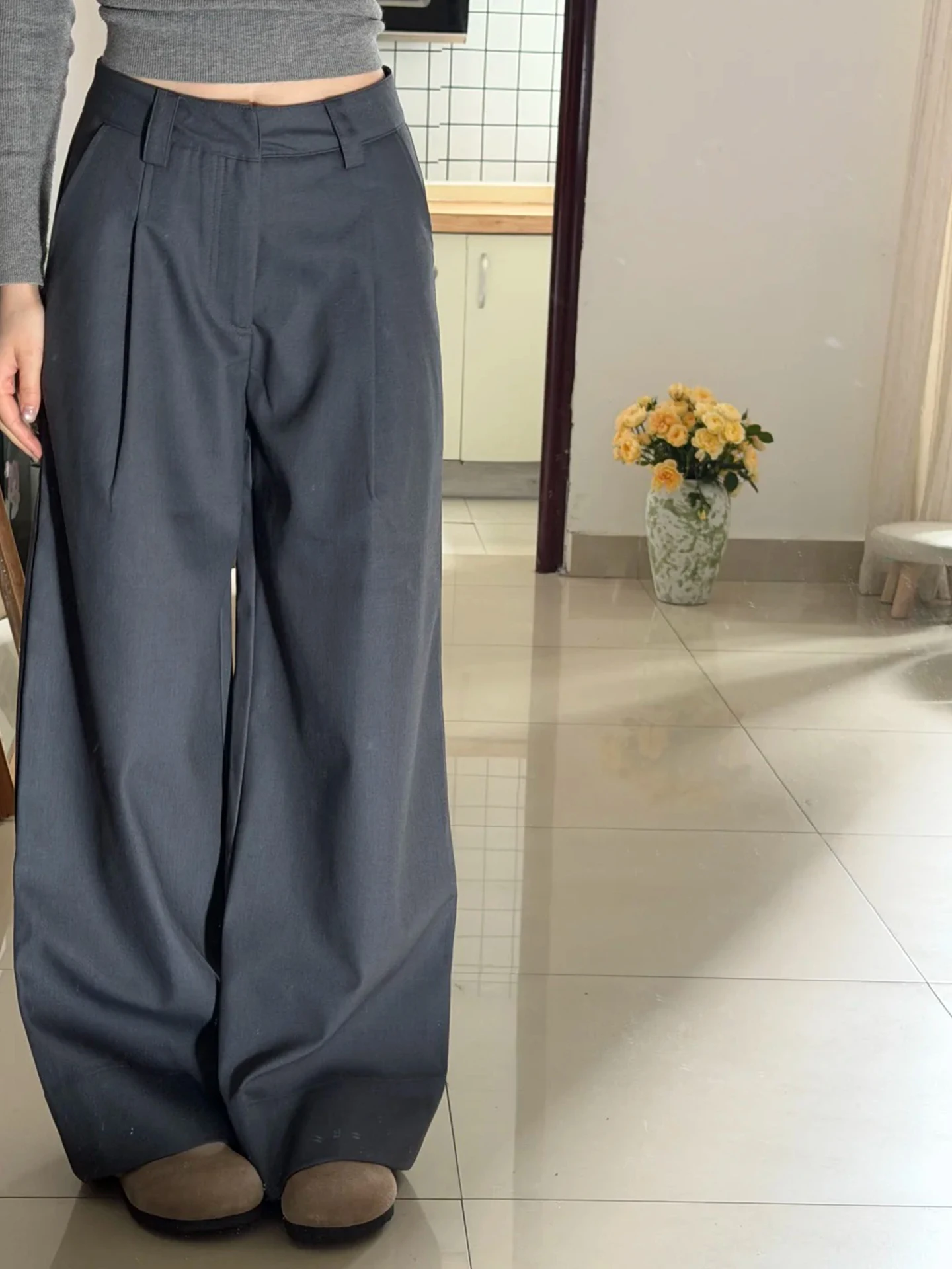 グレーのワイドレッグパンツ：長めの丈と直筒シルエットが日常に合う理由