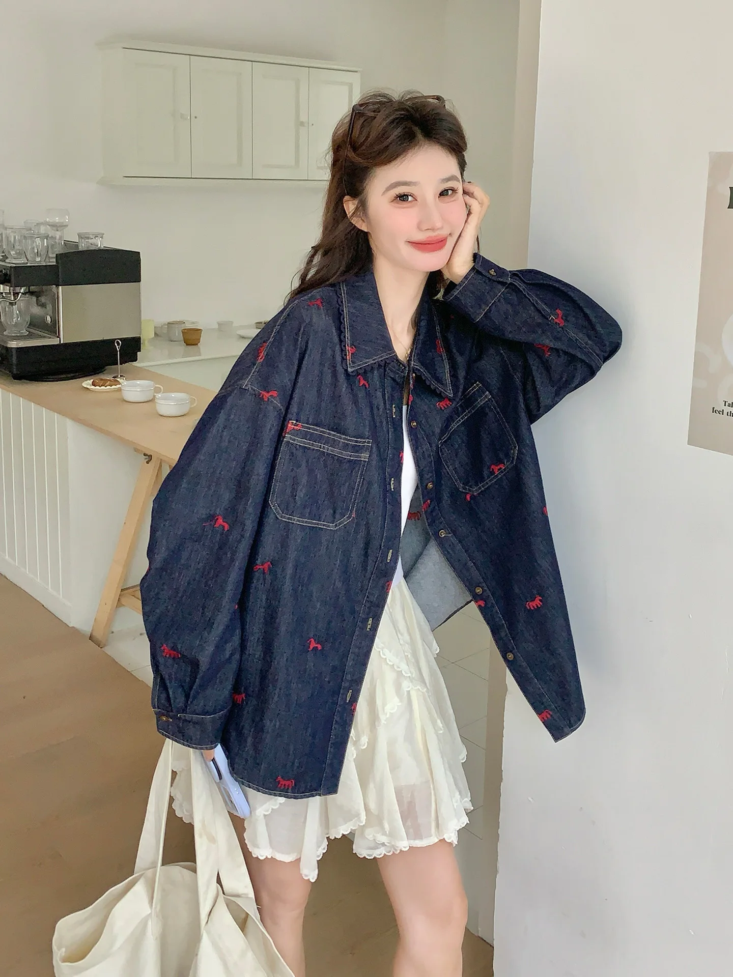 刺繍小馬プリントデニムシャツ：通勤風女性向けの春用短丈デザイン