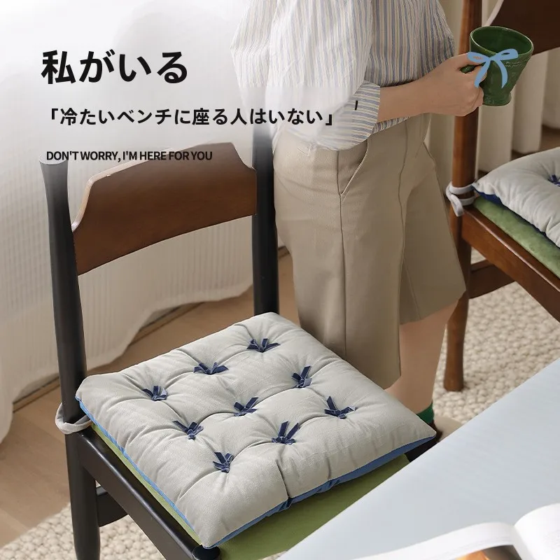 毛足の長い厚手クッション座椅子：北欧風のオフィス・ダイニングで疲れない座り心地