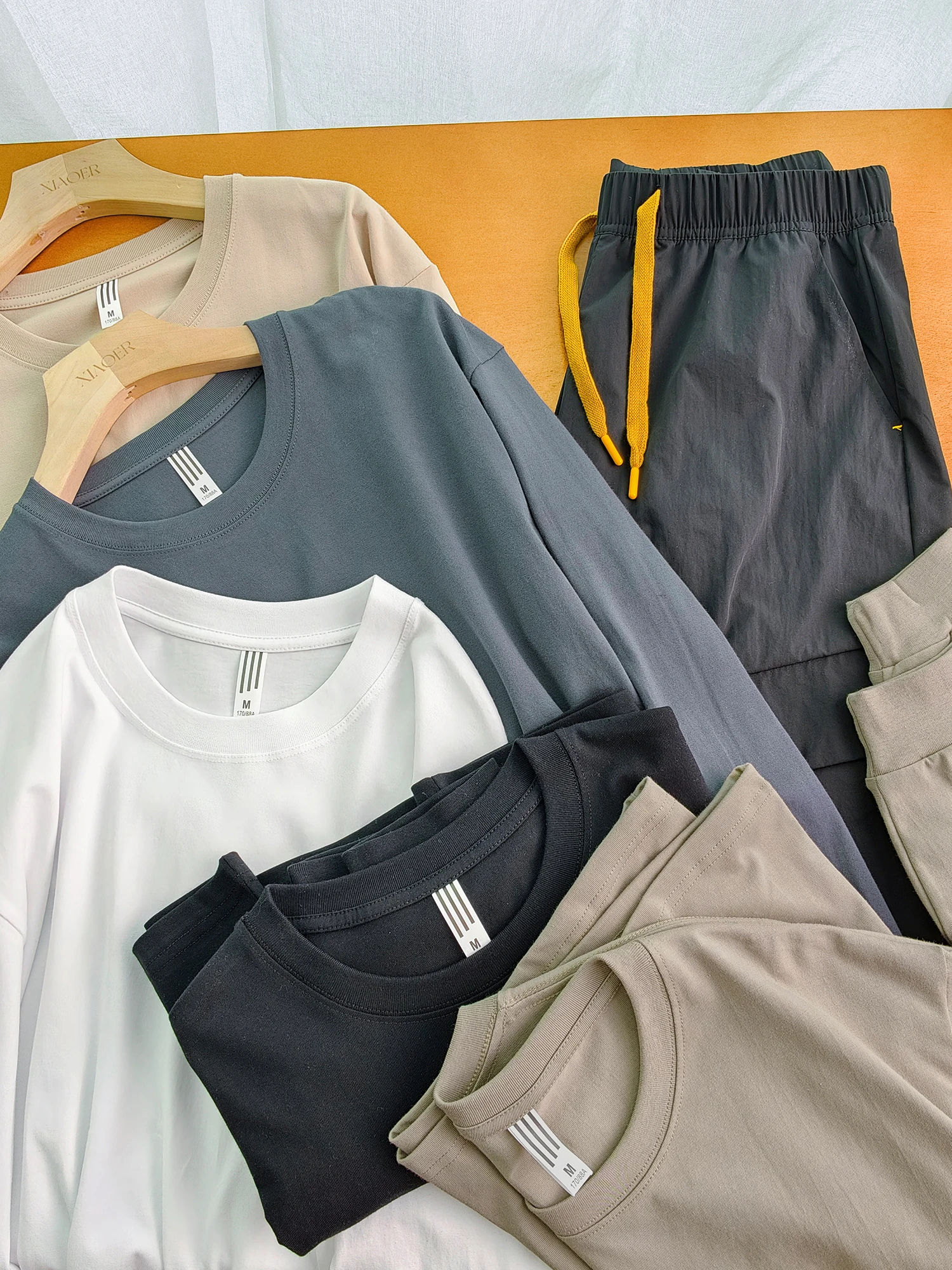 長めのTシャツをどう選ぶ？通勤からリラックスまで、1本で解決できる理想のスタイルとは
