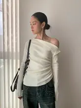秋のオシャレなデザイン！斜めに開いた肩のフィットニットトップス【長袖・柔らかい素材・タイトなシルエット】