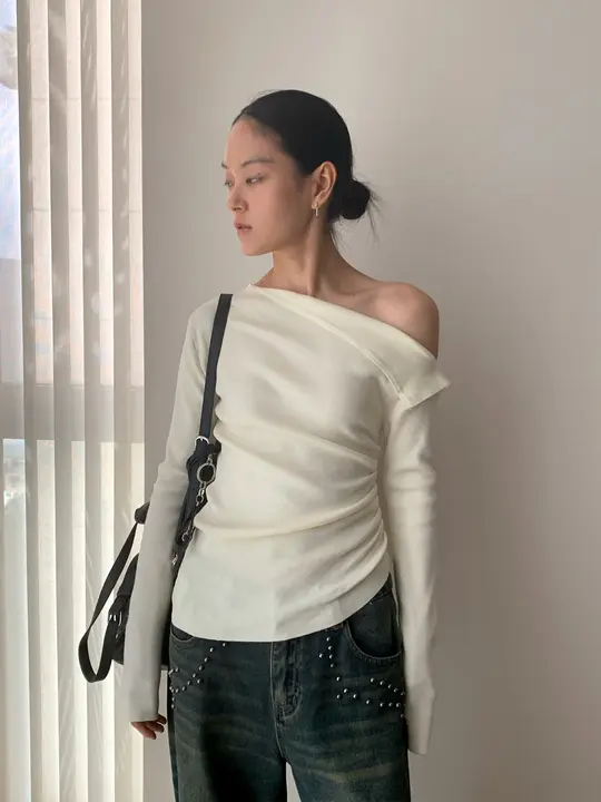 秋のオシャレなデザイン！斜めに開いた肩のフィットニットトップス【長袖・柔らかい素材・タイトなシルエット】