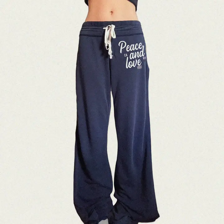 アメリカンヴィンテージ風ブルーリボン付き字母プリントニットパンツ【スポーツスタイル・ゆったりストレート】