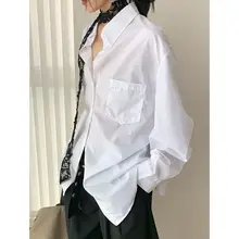 デザイン性のあるホワイトのルーズシャツ【不規則な裾・透け感あり】