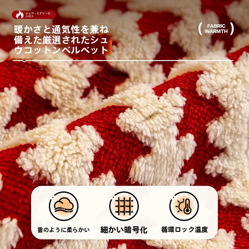 リビングの冬を彩る、赤いソファクッションは本当に人気なの？