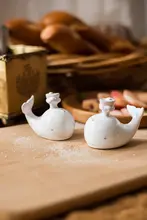 小さなクジラデザインの陶器調味料入れ【白磁製・塩コショウ入れ・テーブル装飾】