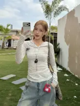 トレンド感満載のレトロストライプフード付きタイトシルエット長袖Tシャツ【春用・女性用・スリムデザイン】