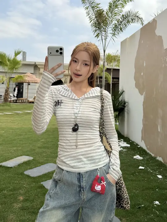 トレンド感満載のレトロストライプフード付きタイトシルエット長袖Tシャツ【春用・女性用・スリムデザイン】