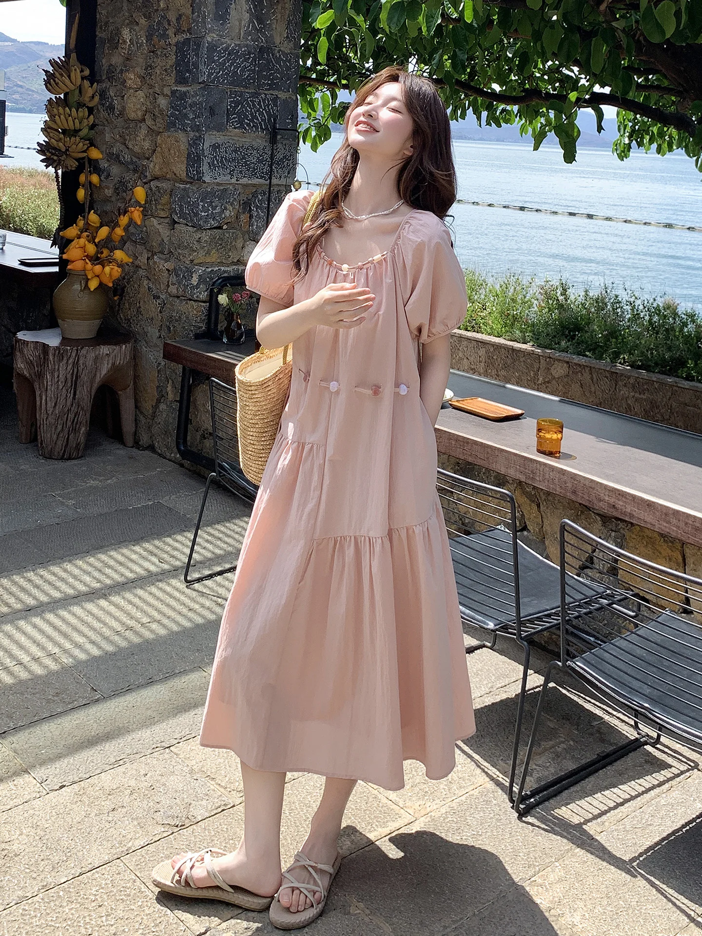 パフスリーブ ワンピース：フレンチスタイルのA字ラインで夏を爽やかに