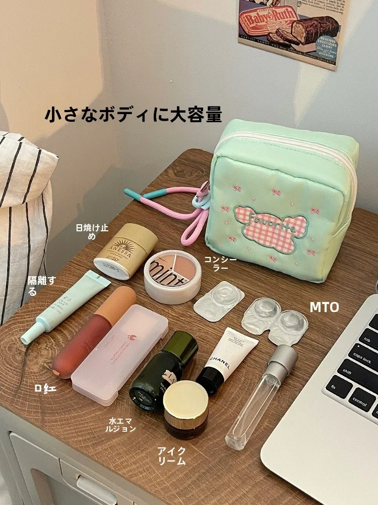 可愛いミニ旅行用化粧ポーチ：リュックに収まる小サイズで持ち運びがしやすい