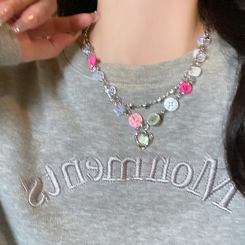 ボタンハートデザインのダブルレイヤーネックレス：女性向けストリートスタイルに最適な個性表現