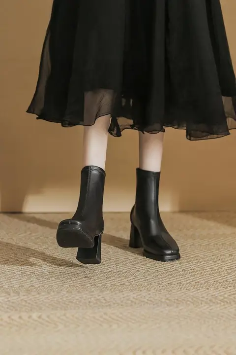 黒色ブーツ【厚底・粗ヒール・脚長効果・ストレッチ】