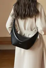 牛角型の本革ショルダーバッグ【高級感・通勤用】
