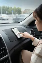車用大判シリコン防滑マット【多機能・耐熱性・スマホホルダー付き】