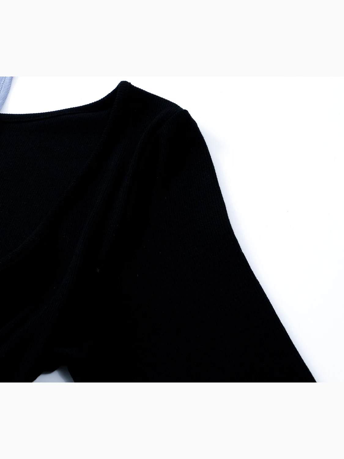 デザイン性のある掛け紐付き長袖Tシャツ：女性向けドレープスタイルの実用性と使い分け