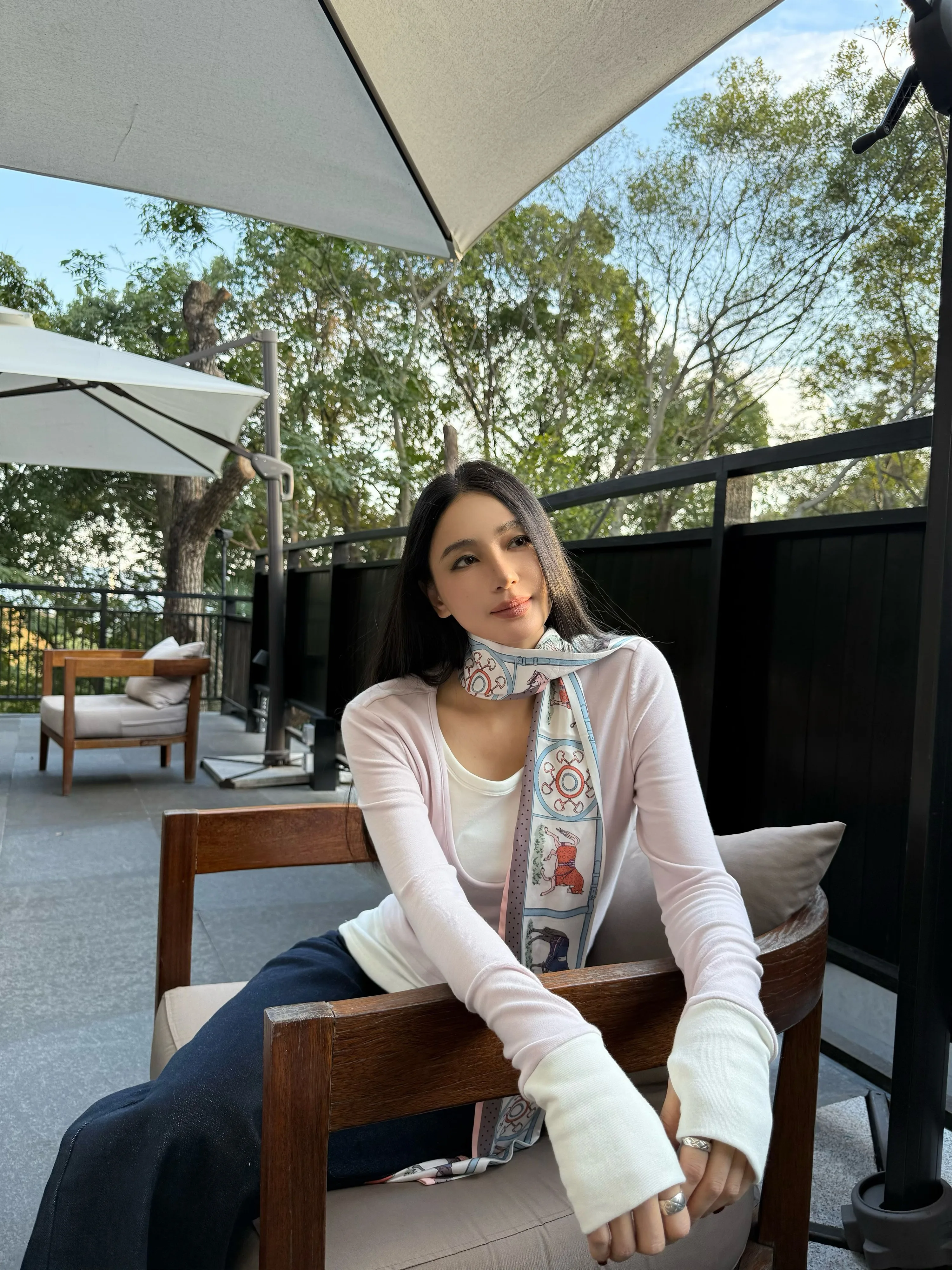 ロンティー重ね着は本当に人気なの？その理由と、通勤シーンで使えるおすすめスタイルとは？