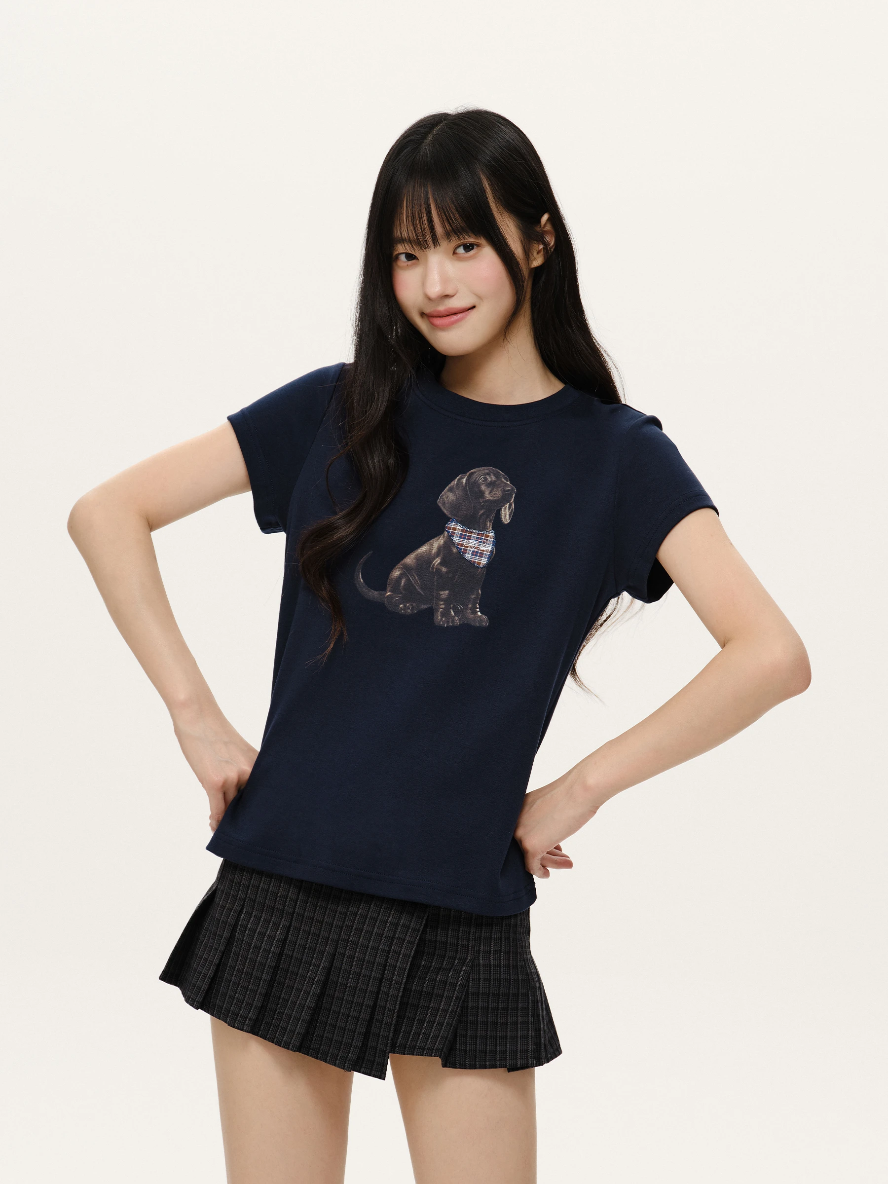 可愛い犬のアップリケ付きニットTシャツ：動物パターンとブランドロゴのデザイン特徴