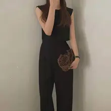 シンプルなデザインのラウンドネックノースリーブトップスとハイウエストワイドパンツ（セットアップ対応）