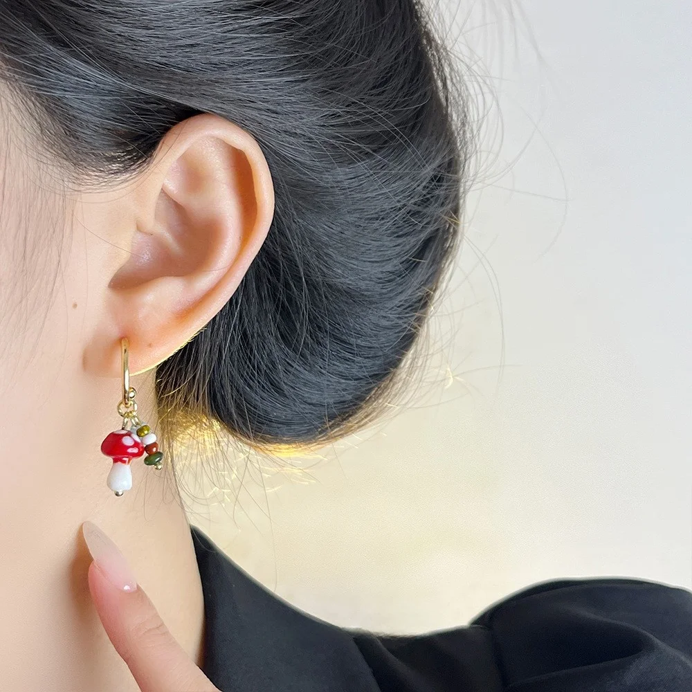 可愛い赤色のガラスきのこイヤリング：デザイン性とカラフルさが際立つ女性向けアク  セサリー