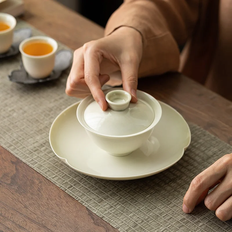 古風な陶器製茶器セット：青灰釉の茶受け皿とドライ浸漬用トレイの実用性