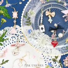 アリスの夢の中と不思議の国をテーマにしたポストタイプのイヤリング【韓国風・シンプルで合わせやすい・穴あけ不要】