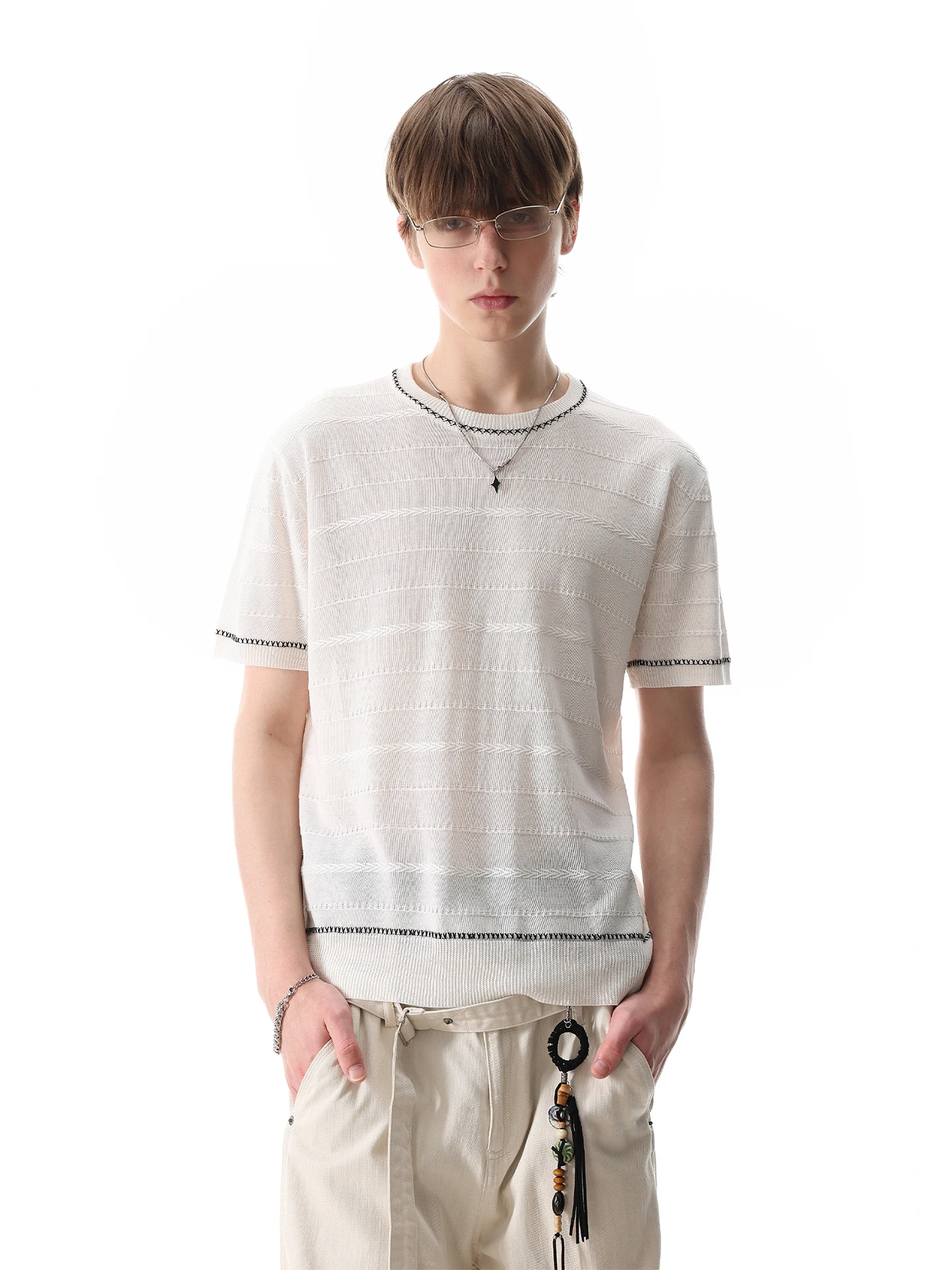 短い髪の男性が今、どんなTシャツを選ぶべきか？