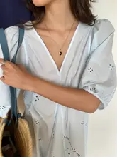 透かし刺繍Vネックバルーン袖ワンピース【ルーズフィット・中長丈・背中開きデザイン】