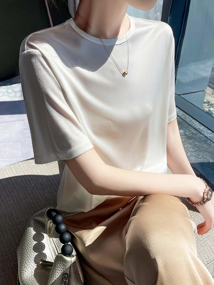 50代ファッションに合う半袖Tシャツ：三醋酸素材のゆったりデザインとその特徴