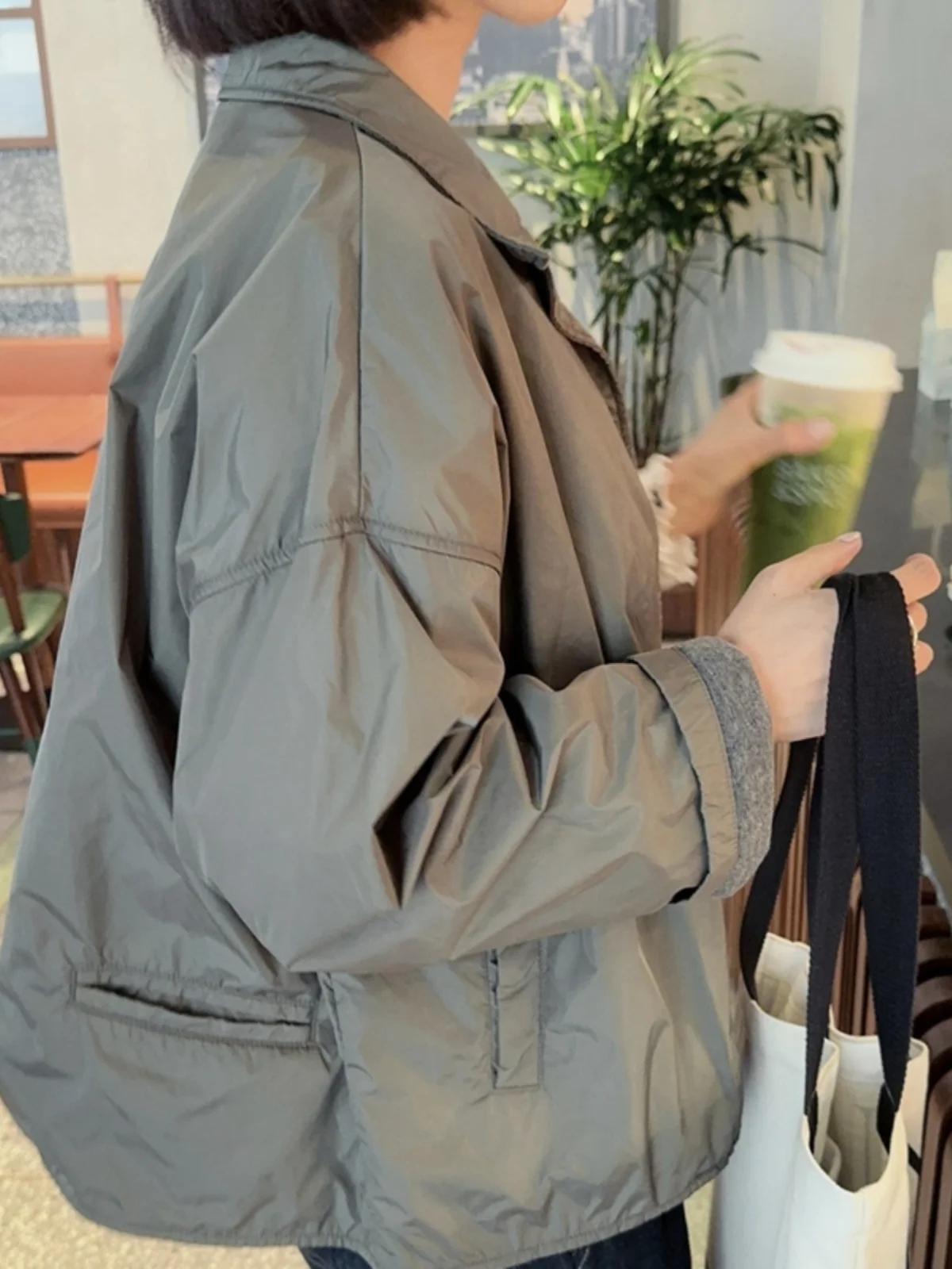 ジャケットの上にコートを着るとき、本当に寒くないの？