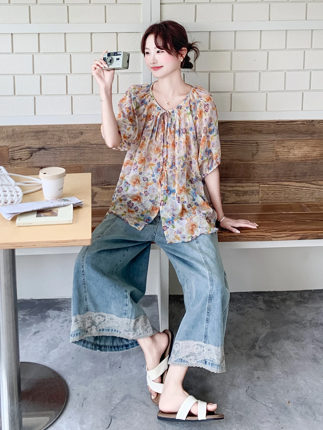 水色ブラウスの夏コーデに最適な花柄シフォンブラウスとデニムワイドレッグパンツセット