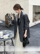通勤に最適なグレーのスーツジャケット【ゆったりしたシルエット・エレガントデザイン】