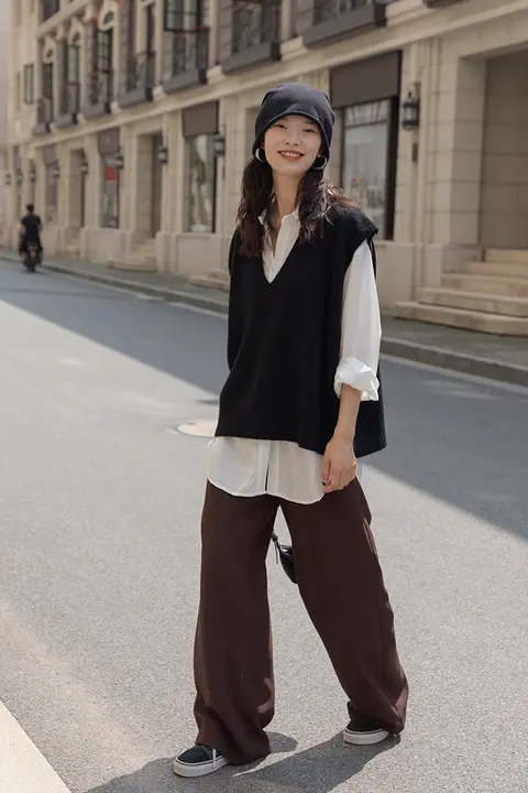 レトロVネックノースリーブニットベスト【秋冬用・重ね着スタイル・白色】（セットアップ対応）