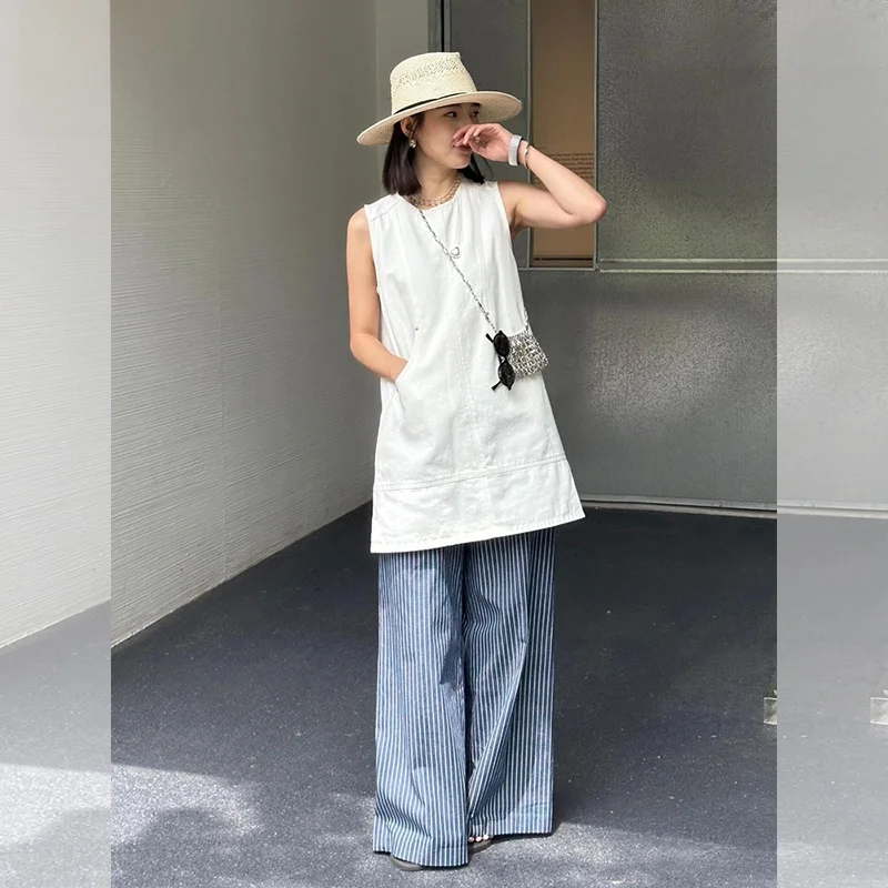 暑さを感じない 20代の夏スタイル：デニムノースリーブワンピースとストライプワイドパンツの重ね着セット
