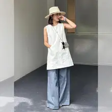 夏にぴったりのカジュアルスタイル！デニムノースリーブワンピースとストライプワイドパンツの重ね着（セットアップ対応）